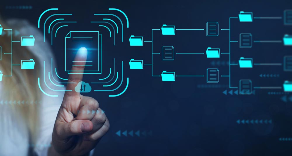 Finger tippt auf leuchtendes Dokument-Icon; Cloud-Symbol und vernetzte Ordner visualisieren digitale Dateiablage und Workflow.