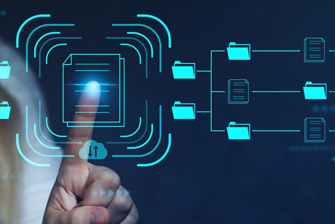 Finger tippt auf leuchtendes Dokument-Icon; Cloud-Symbol und vernetzte Ordner visualisieren digitale Dateiablage und Workflow.