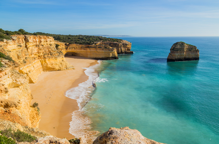 Klippen und goldener Strand an der Algarve, Portugal