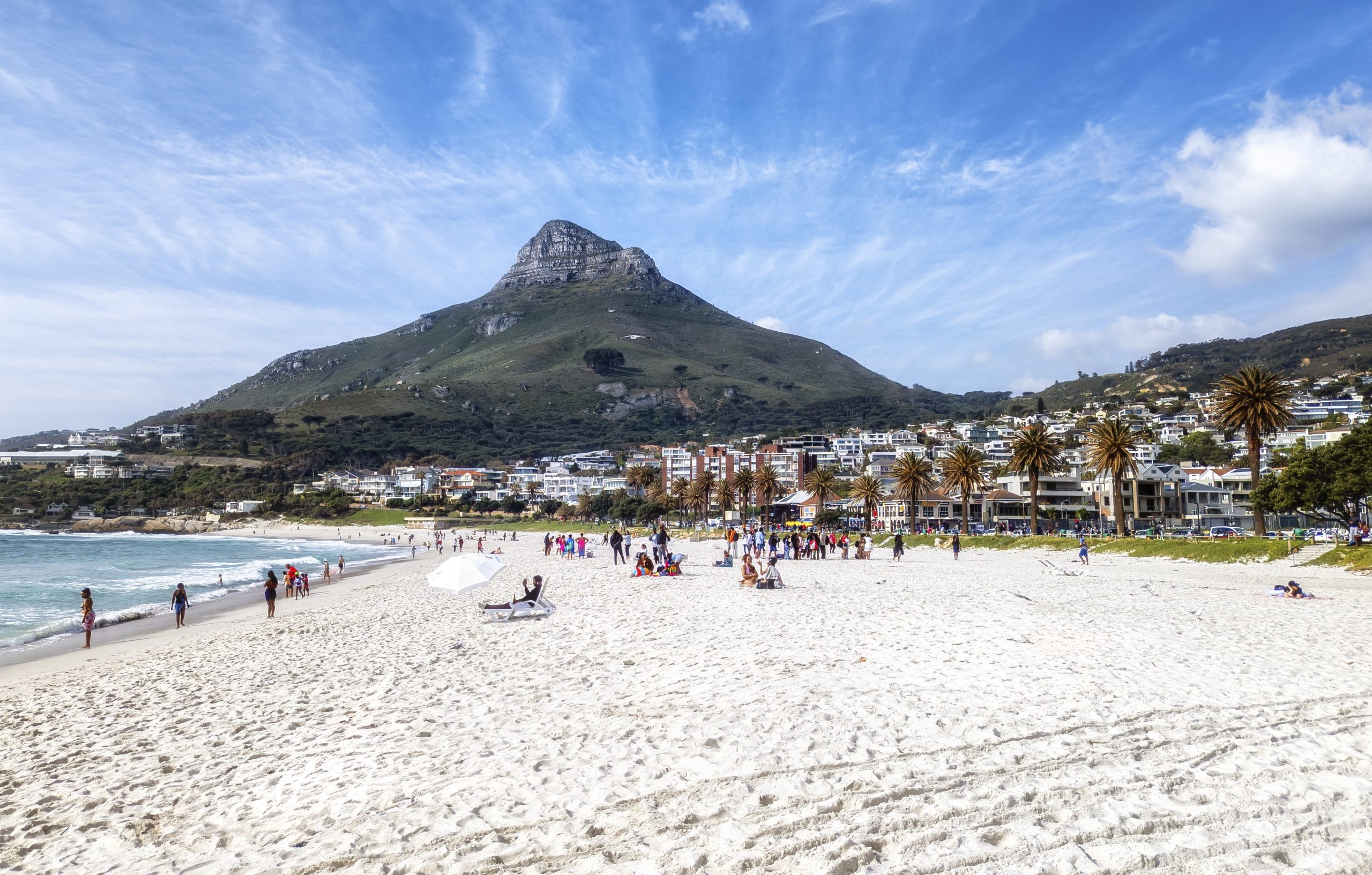 Kapstadt, Blick auf die Camps Bay, wei&szlig;er Strand