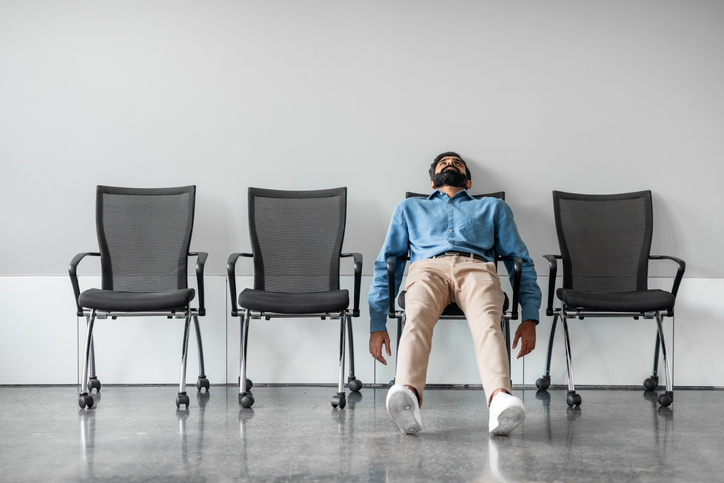 Verzweifelter Mann in Wartezimmer